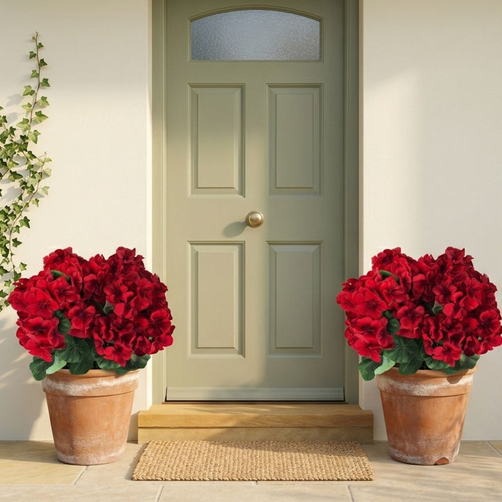 Bloomcroft™ – UV-Resistant Water-Dyed Silk Geraniums for Outdoor &amp; Indoor Decor + 50% OFF